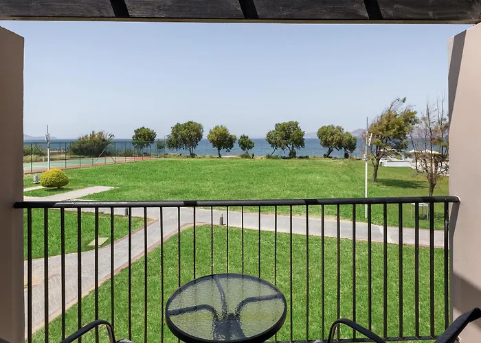 White Olive Marine Aquapark Тигаки